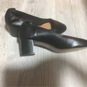 Black medium heel pumps